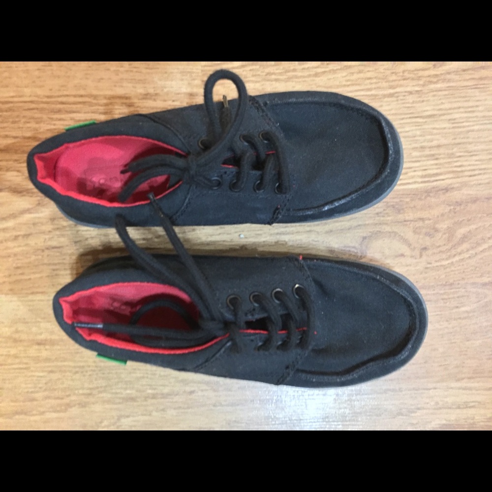 Boys sanuks size 1